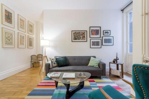 un salon avec un canapé et une table dans l'établissement République - Furnished apartment - Downtown Lyon, à Lyon
