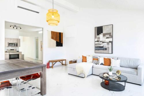 ドラドにある9 Bed 6 Bath Family Houses w 3 Private Pools Dorado del Marのソファとテーブルのあるリビングルーム