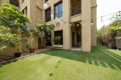 Stylish Old Town 1 Bed Plus Maids with Private Garden