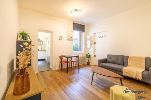 un salon avec un canapé et une table dans l'établissement Grece - centre ville - proche des commodités, à Toulouse