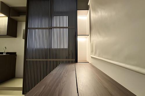 a hallway with a wooden floor and a wall at Piscina, jacuzzi en la flora Cali in Cali