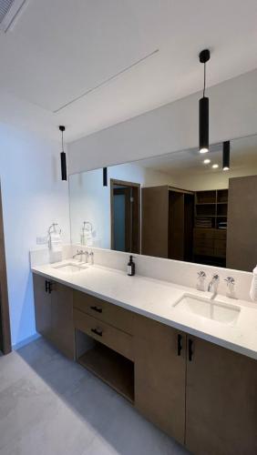 a bathroom with two sinks and a large mirror at Caracoles Homes in Puerto Peñasco
