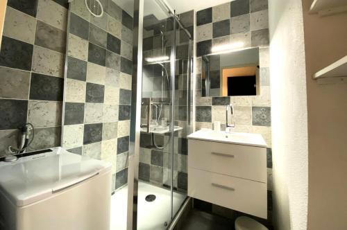 une salle de bain avec un lavabo, une douche et des toilettes dans l'établissement Résidence Doris - maeva Home - Studio 4 Personnes - Confort MAE-3919, à Arâches-la-Frasse