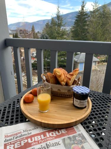 une assiette de pain et un verre de jus d'orange dans l'établissement Appartement à Saint Lary Soulan, 4-5 pers, à 150m des télécabines et du village avec piscine, à Saint-Lary-Soulan