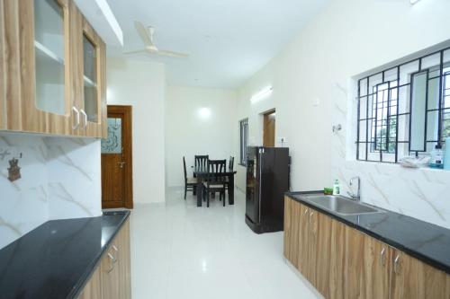 ティルパティにあるNewly Built Beautiful and Luxurious 3BHK in Tirupati with Fully Functional Kitchen,for upto 25 guestsのギャラリーの写真