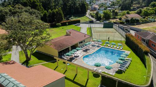 an overhead view of a pool with chairs and umbrellas at Just Like Home - Casa Lima in Caminha