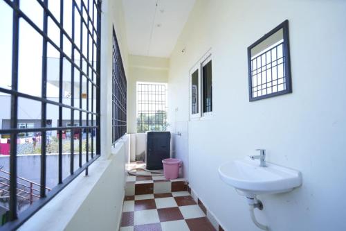 Un baño con lavabo y ventana. en Newly Built Beautiful and Luxurious 3BHK in Tirupati with Fully Functional Kitchen,for upto 25 guests, en Tirupati