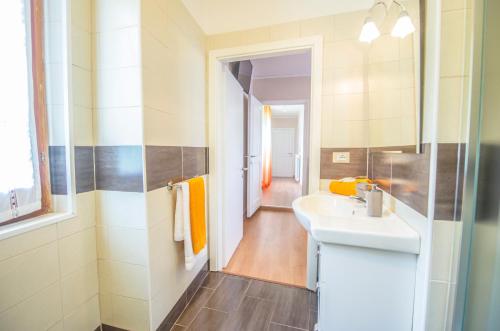 a bathroom with a sink and a mirror at Nonna Arde in Beverino