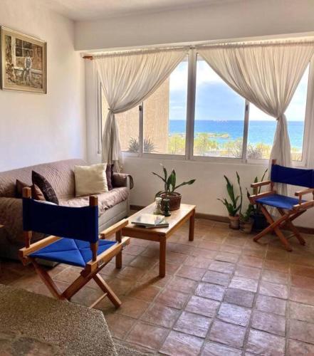 ポルラマルにあるTorremolinos Apartamento estilo Rústico con excelente ubicaciónのソファとテーブルと椅子のあるリビングルーム
