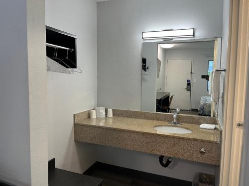 TV a/nebo společenská místnost v ubytování motel 6