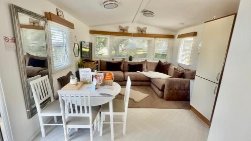a living room with a table and a couch at Hoburne Devon Bay Holiday Home Fresh Bright Rental - Home from home in Torquay