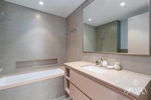 Ένα μπάνιο στο Grande Luxury, Burj Khalifa & Fountain View