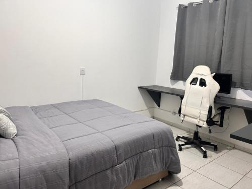 Ένα ή περισσότερα κρεβάτια σε δωμάτιο στο Casa aconchegante em Navirai