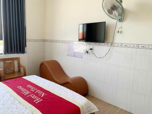 une chambre à l'hôpital avec un lit et un ventilateur dans l'établissement Hotel Mimosa 2, à Phan Rang