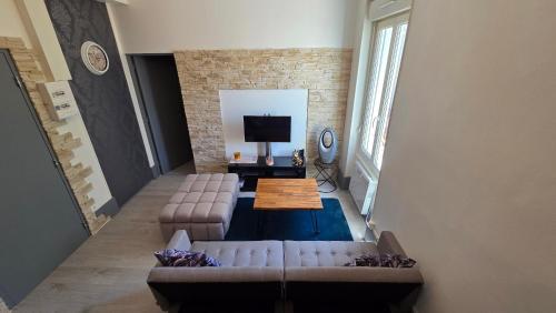 un salon avec un canapé et une télévision dans l'établissement Appartement 4 pers Vichy, à Vichy