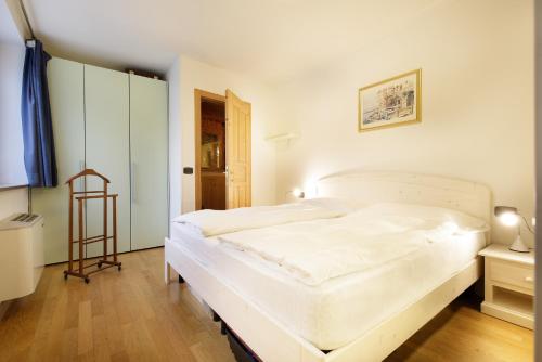 A bed or beds in a room at Appartamenti Dolomiti