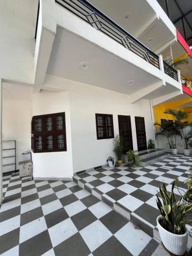 a room with a black and white checkered floor at Silver Oaks Dalanwala by Jabula Getaways in Dehradun