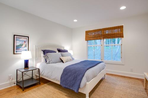 Ένα ή περισσότερα κρεβάτια σε δωμάτιο στο Enchanting Andersonville Home Steps to Norris Lake