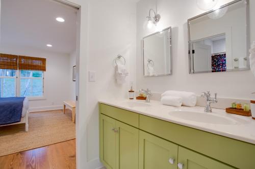 Ένα ή περισσότερα κρεβάτια σε δωμάτιο στο Enchanting Andersonville Home Steps to Norris Lake