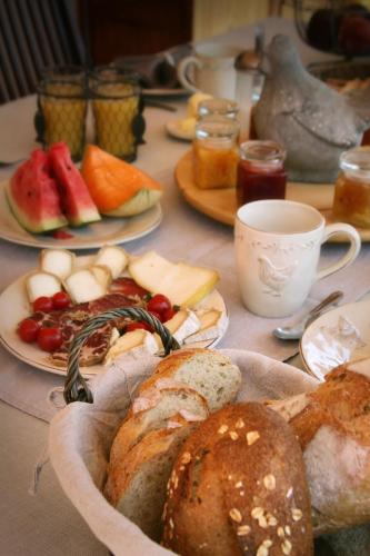 una mesa cubierta con platos de pan y fruta en Villa Mimosa, en Favone