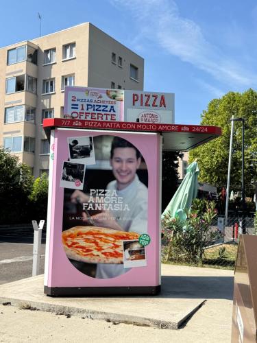 een pizzastand met een afbeelding van een pizza bij Studio Lyon Plage in Lyon