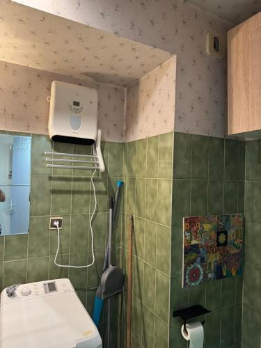 een badkamer met een wastafel en een toilet. bij Studio Lyon Plage in Lyon