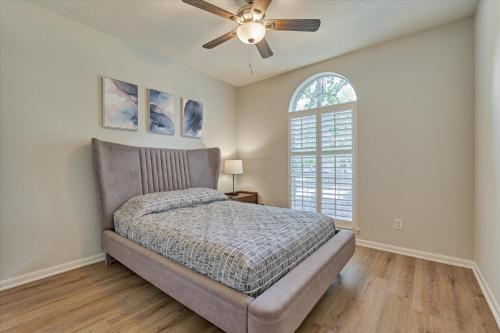 a bedroom with a bed and a ceiling fan at Woodlands Grand 3BR Cozy House in The Woodlands