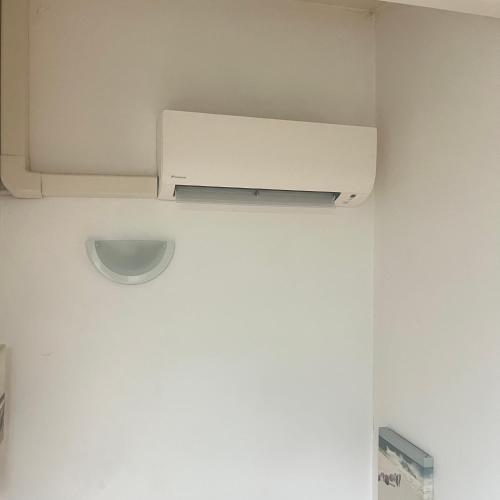 une imprimante blanche assise au-dessus d'un mur dans l'établissement Duplex cosy Bordeaux centre, à Bordeaux