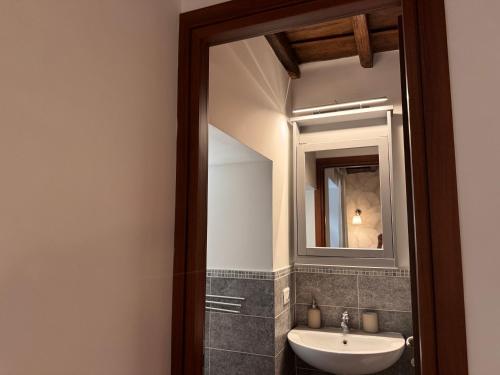 Ένα μπάνιο στο Dimora Ninfeo 2 rooms 2 bathrooms private parking