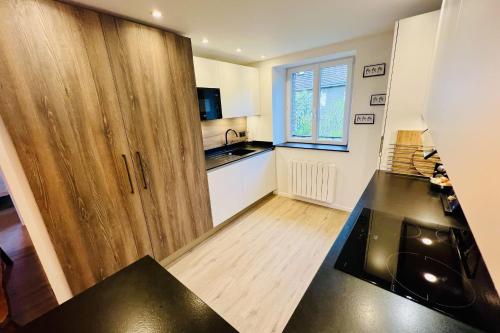 une cuisine avec un grand meuble en bois dans une pièce dans l'établissement Exceptional quiet central location!, à Gérardmer