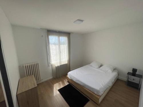une chambre blanche avec un lit et une fenêtre dans l'établissement Appartement 3 chambres, à Tours
