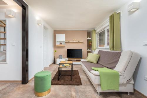 Holiday Home Dory with Private Pool and Garden