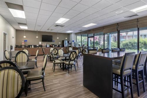 チャールストンにあるBest Western Charleston Innのテーブルと椅子と窓のあるダイニングルーム