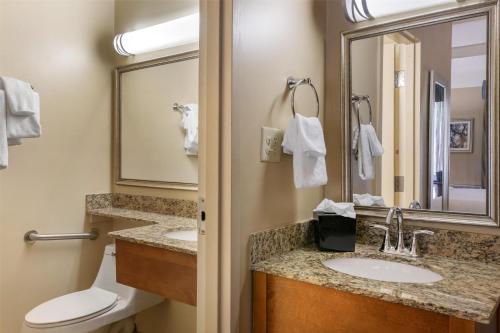 Best Western Charleston Innにあるバスルーム