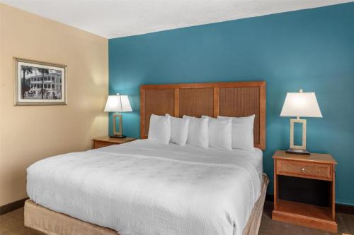 Best Western Charleston Innにあるベッド