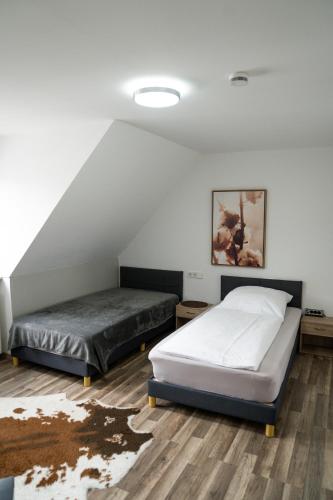 a bedroom with two beds in a attic at Gasthof Wolfs Stuben in Reichenbach an der Fils