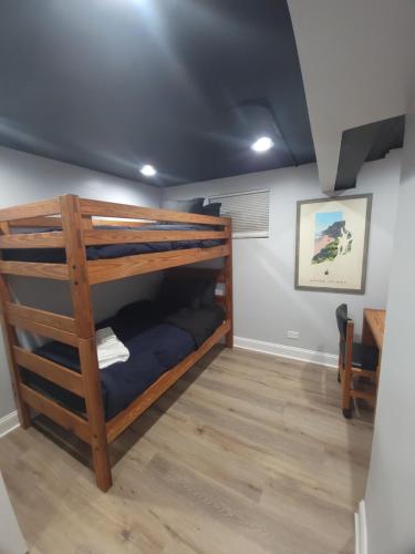 een slaapkamer met een stapelbed in een kamer bij 6 bedroom! Pool Table, Gaming Area, Firepit & More in Joliet