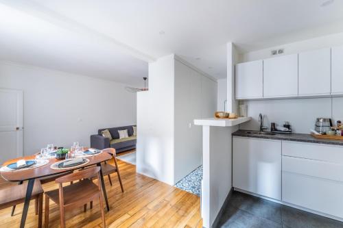une cuisine et un salon avec une table dans la chambre dans l'établissement Charming flat, center of Paris, à Paris
