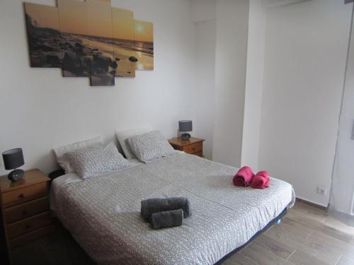 een slaapkamer met een bed met twee knuffels erop bij Alvor Torralta Apartment in Alvor
