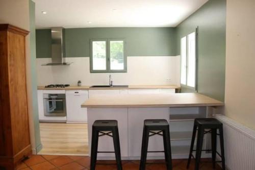 Dapur atau dapur kecil di Villa spacieuse en Ardèche avec piscine , en bord de rivière