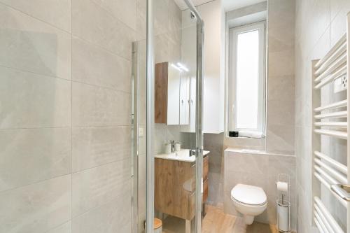 une salle de bain blanche avec des toilettes et un lavabo dans l'établissement Azurenting - Harbor View - Amazing Stay 1, à Vallauris