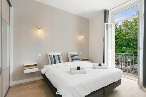 une chambre avec un grand lit et une grande fenêtre dans l'établissement Azurenting - Harbor View - Amazing Stay 1, à Vallauris