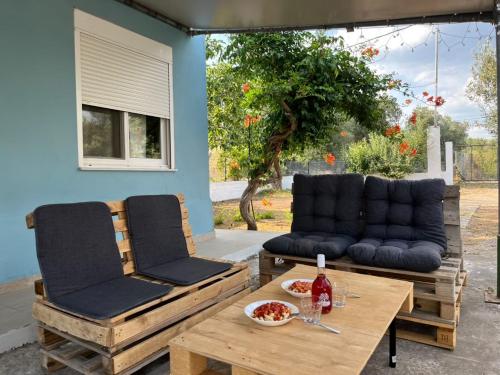 Χώρος καθιστικού στο Wooden Loft 3min Walk to Beach