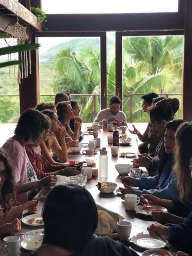 戈亚斯州上帕莱索Ashiyana Brasil的一群人坐在一张长桌旁