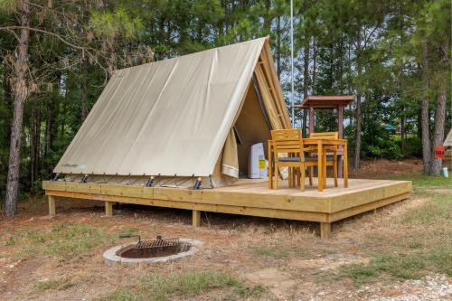 Fotografie z fotogalerie ubytování Cozy Lakeside Glamping Escape by Lake Livingston v destinaci Onalaska
