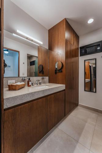 a bathroom with a sink and a mirror at La Regina de Paseo Montejo in Mérida