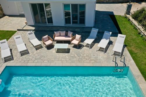 Kolam renang di atau dekat dengan Beis Seaview Villa