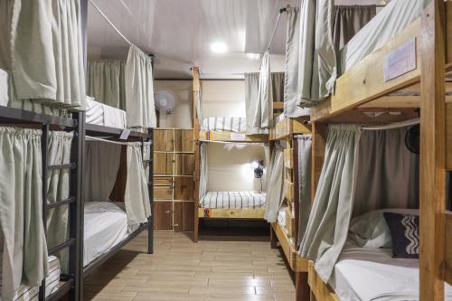 um quarto com quatro beliches em Argdivan Hostel em Fortuna