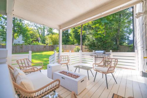 eine Terrasse mit Stühlen, einem Tisch und einem Grill in der Unterkunft Luxury ATL Home Near East Lake Golf & Beltline in Atlanta