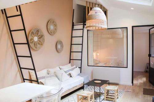 - un salon avec un canapé blanc et une échelle dans l'établissement Charming house in Montreuil with terrace, à Montreuil